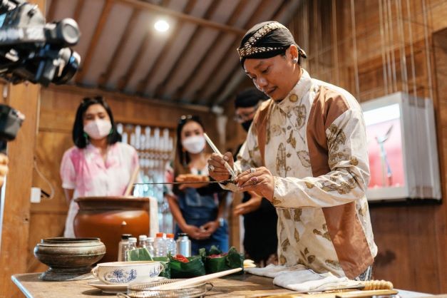Pakde Sensis Pengembara Jawa Di Warna dan Budaya Indonesia